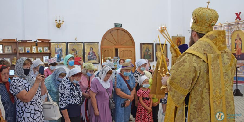 Митрополит Игнатий ведет чин великого освящения Петропавловского храма