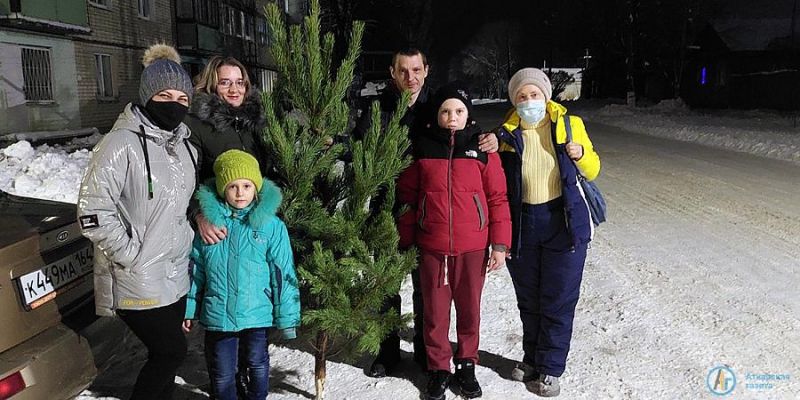 Многодетным семьям женсовет подарил новогодние елки