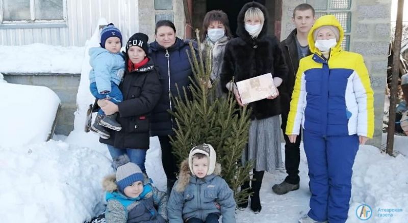 Многодетным семьям женсовет подарил новогодние елки