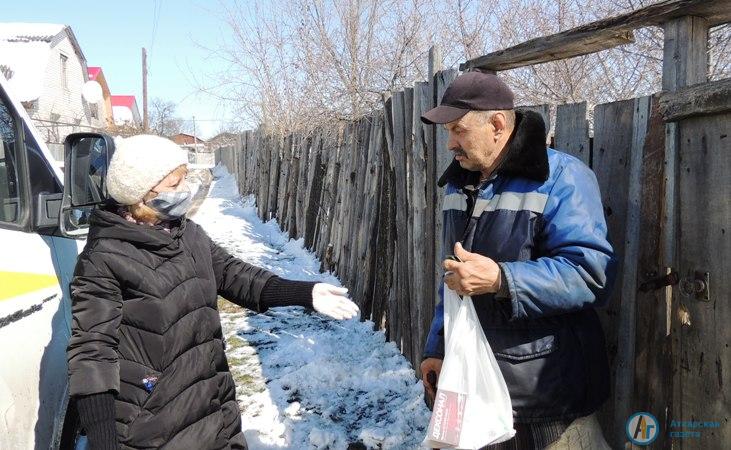 Мобильная бригада доставляет продукты пенсионерам на дом