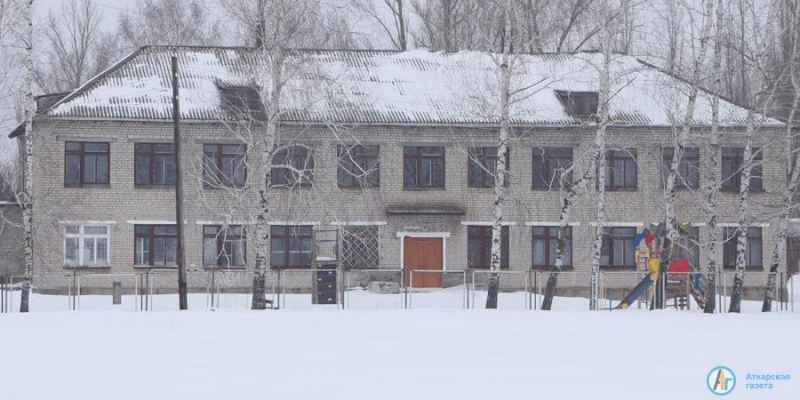 Молодой педагог учит английскому языку юных сазоновцев