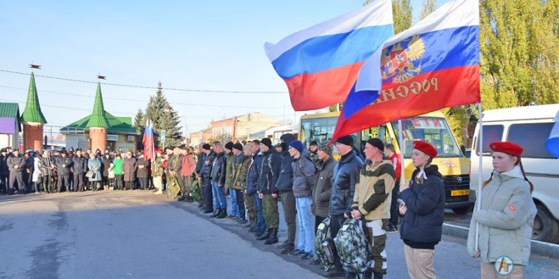 "Мы вернемся с победой" - в Аткарске прошли проводы мобилизованных