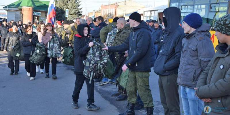 "Мы вернемся с победой" - в Аткарске прошли проводы мобилизованных