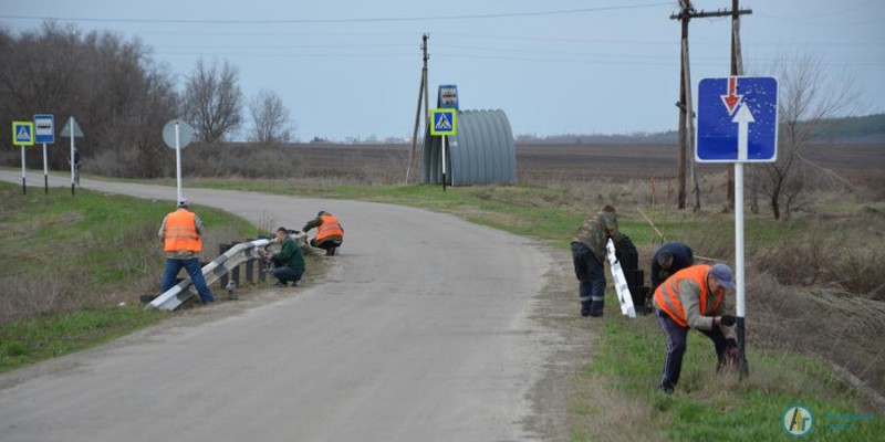 На аткарских дорогах приводят в порядок дорожные знаки и указатели