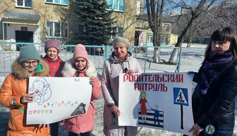 На аткарских дорогах прошла акция Автокресло - за и против