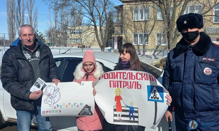 На аткарских дорогах прошла акция Автокресло - за и против