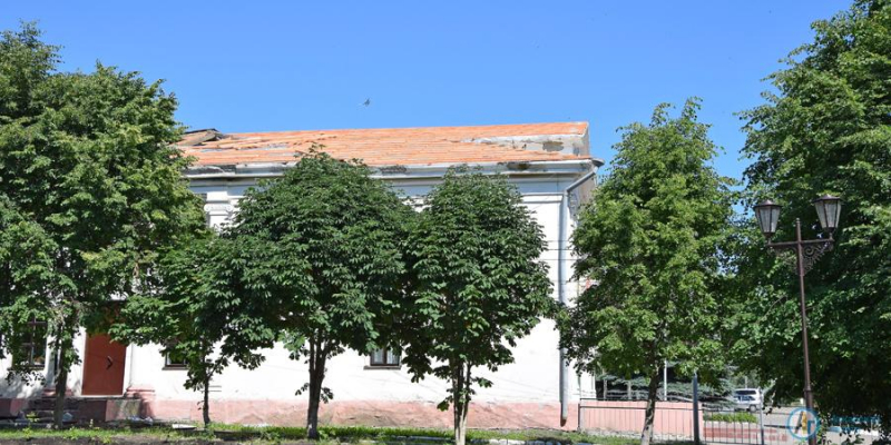На аткарском кинотеатре возводят новую крышу