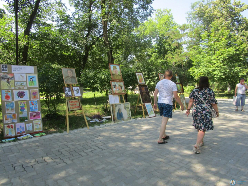 На центральной аллее парка развернута выставка местных художников