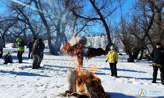 На джиперской Масленице под Аткарском метали колеса и валенки