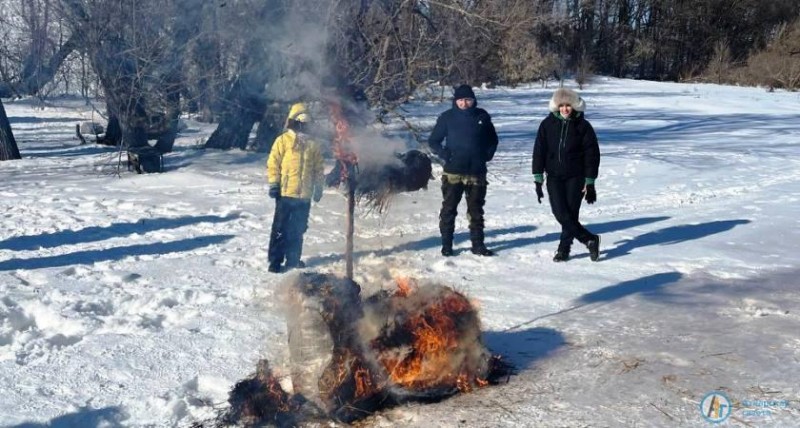 На джиперской Масленице под Аткарском метали колеса и валенки