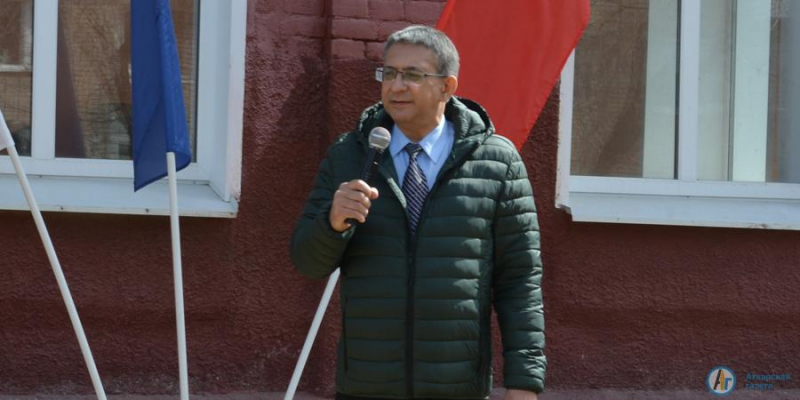На фасаде колледжа открыли мемориальную доску в честь Гагарина