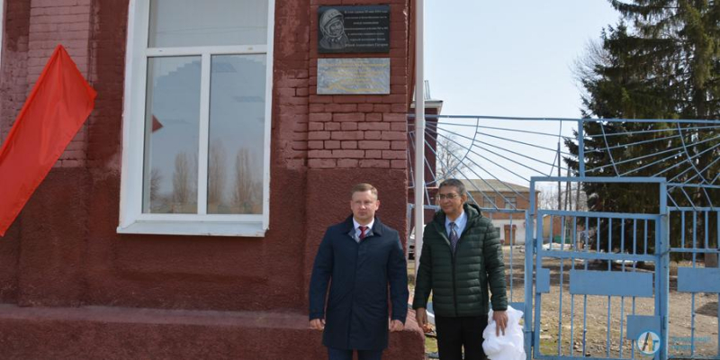 На фасаде колледжа открыли мемориальную доску в честь Гагарина