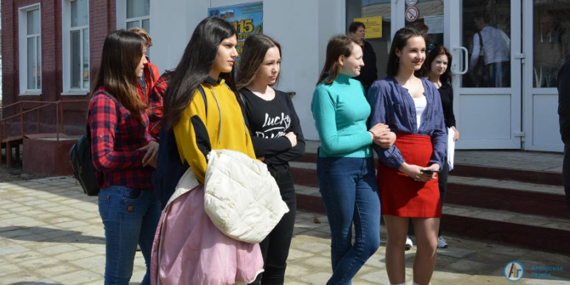 На фасаде колледжа открыли мемориальную доску в честь Гагарина
