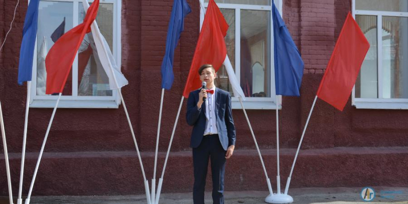 На фасаде колледжа открыли мемориальную доску в честь Гагарина