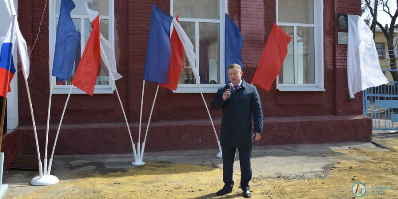 На фасаде колледжа открыли мемориальную доску в честь Гагарина