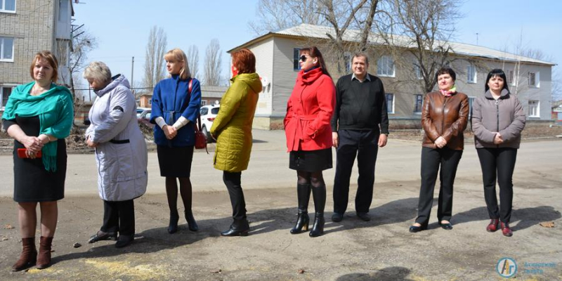 На фасаде колледжа открыли мемориальную доску в честь Гагарина