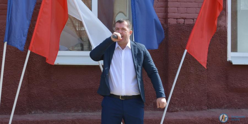 На фасаде колледжа открыли мемориальную доску в честь Гагарина