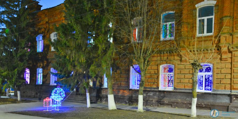 На главной аллее городского парка зажглось "Звездное небо"