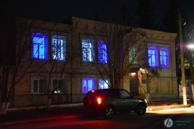 На главной аллее городского парка зажглось "Звездное небо"