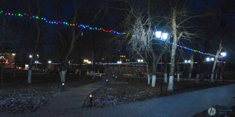 На главной аллее городского парка зажглось "Звездное небо"