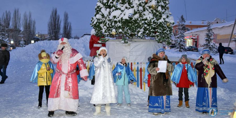 На главной площади Аткарска Дед Мороз попрощался с аткарчанами