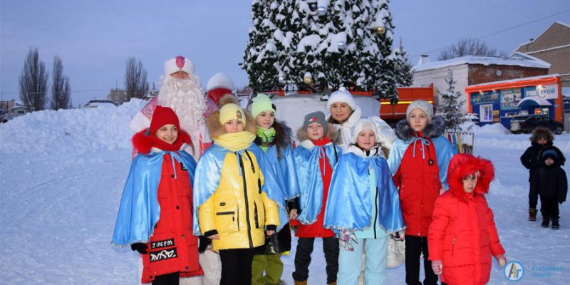 На главной площади Аткарска Дед Мороз попрощался с аткарчанами