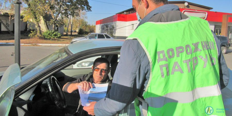 На Гоголя водители паркуют авто прямо на пешеходном переходе 