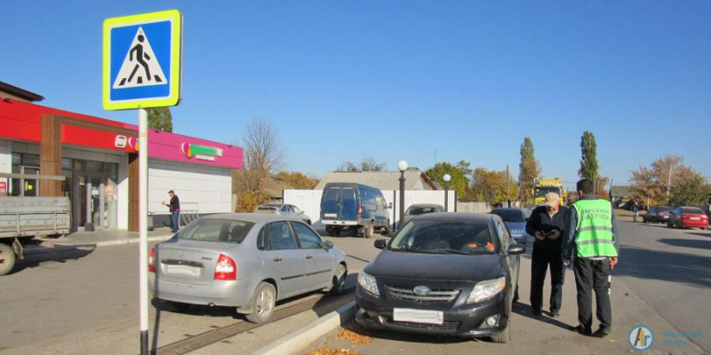 На Гоголя водители паркуют авто прямо на пешеходном переходе 