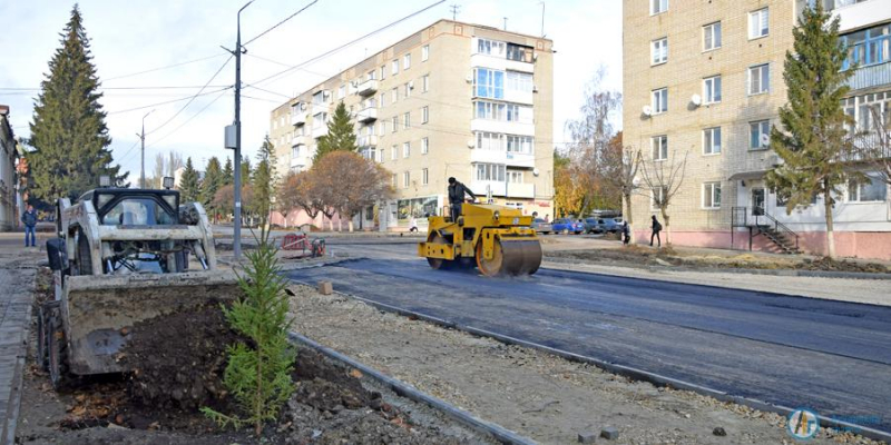 На «КЛАССной улице» укладывают асфальт