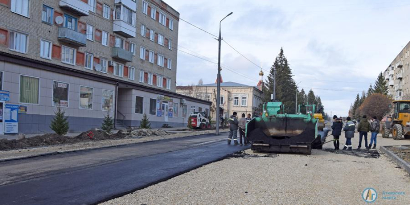 На «КЛАССной улице» укладывают асфальт