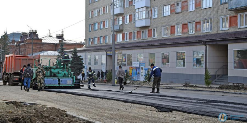 На «КЛАССной улице» укладывают асфальт