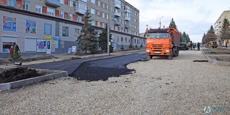 На «КЛАССной улице» укладывают асфальт