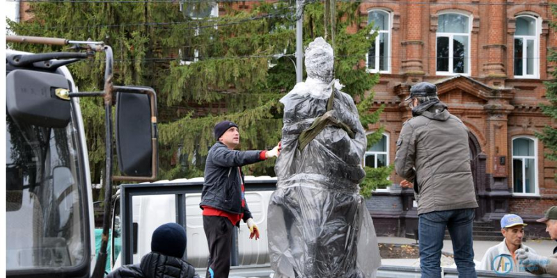 На «КЛАССной улице» установили памятник Федору Павлюкову