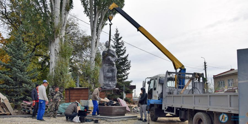 На «КЛАССной улице» установили памятник Федору Павлюкову