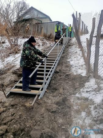 На Красногорской установили лестницу для пешеходов