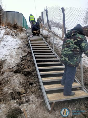 На Красногорской установили лестницу для пешеходов