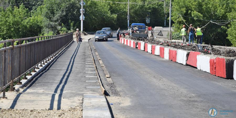 На мосту через Аткару приступили к ремонту правой полосы