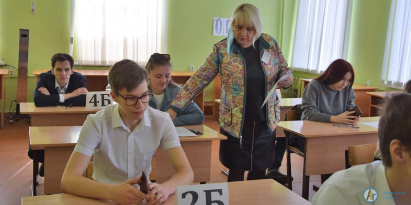 На первый обязательный экзамен выпускники зашли с левой ноги