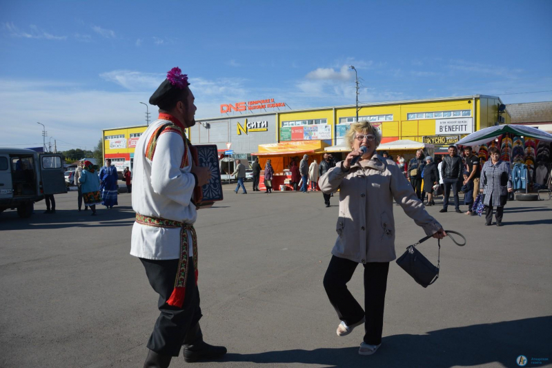 На площади Гагарина и городском рынке проходит осенняя ярмарка