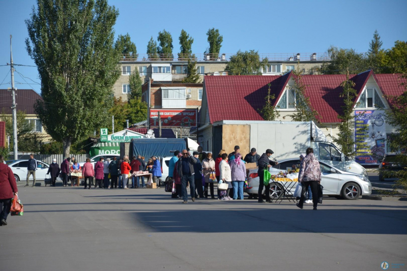 На площади Гагарина и городском рынке проходит осенняя ярмарка