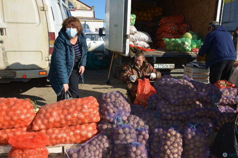 На площади Гагарина и городском рынке проходит осенняя ярмарка