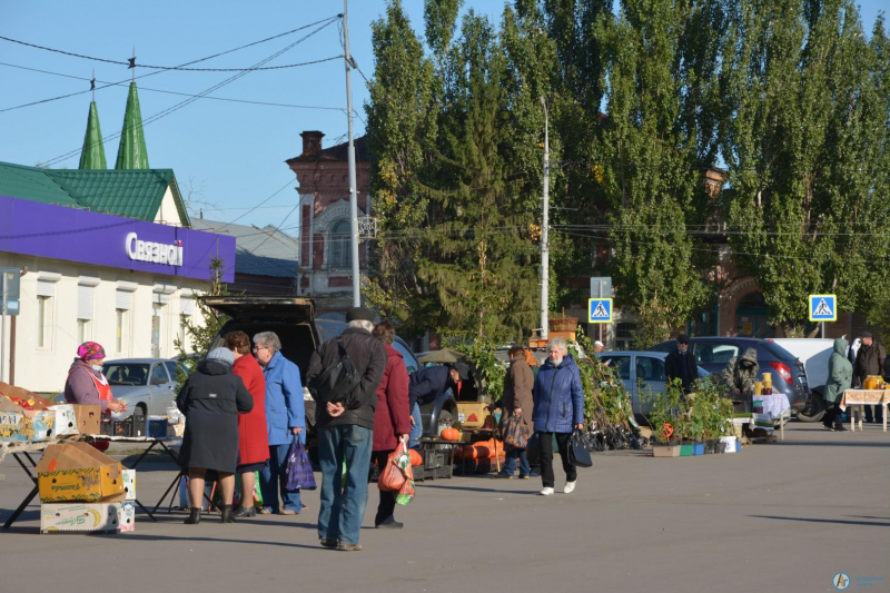 На площади Гагарина и городском рынке проходит осенняя ярмарка