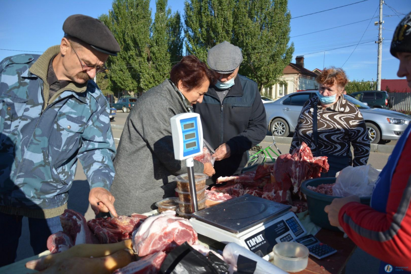 На площади Гагарина и городском рынке проходит осенняя ярмарка