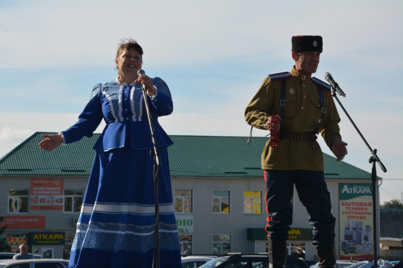 На площади Гагарина и городском рынке проходит осенняя ярмарка