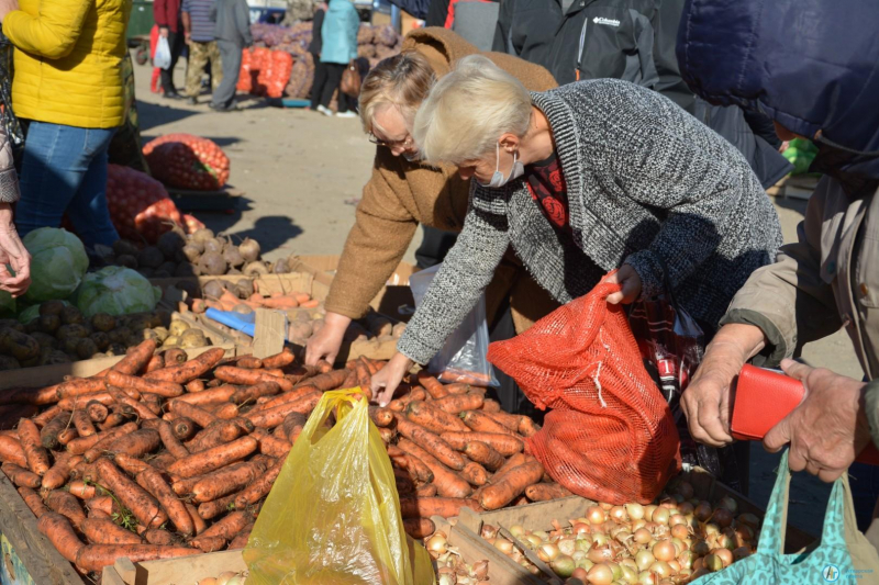 На площади Гагарина и городском рынке проходит осенняя ярмарка