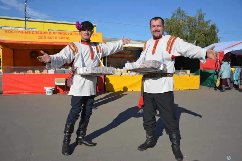 На площади Гагарина и городском рынке проходит осенняя ярмарка