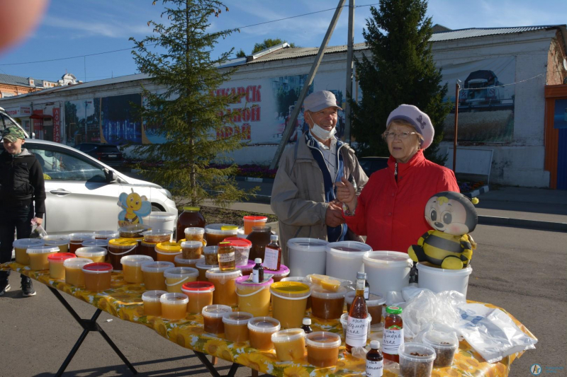 На площади Гагарина и городском рынке проходит осенняя ярмарка