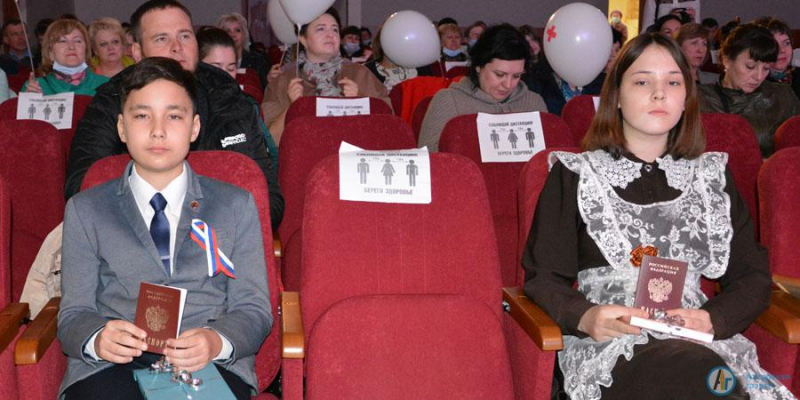 На празднике Первомая в Аткарске вручали паспорта и чествовали профсоюзы
