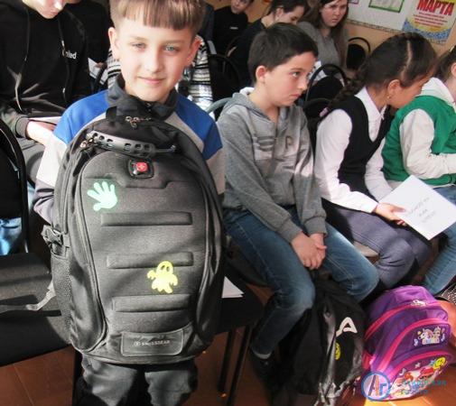 На ранцах языковских школьников появились световозвращатели