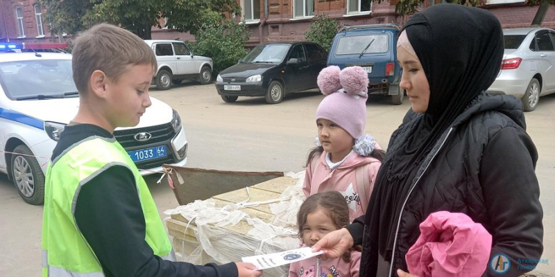 На Советской юидовцы вручали памятки водителям и пешеходам